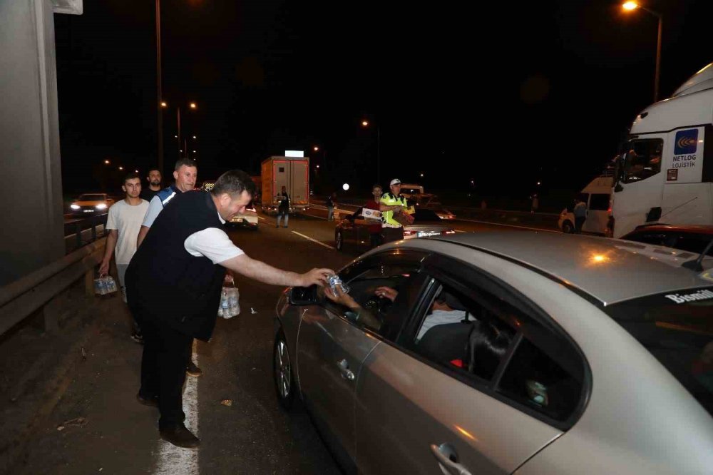 Otoyolda bayram trafiğine takılan yolculara su ve yiyecek desteği