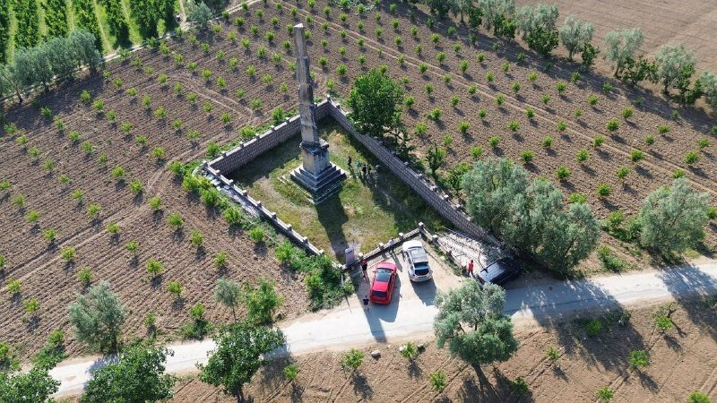 Şeftali bahçesinin tam ortasında 2 bin yıllık tarih