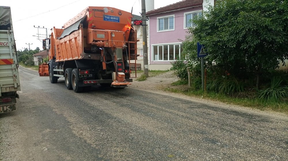 Sıcaktan eriyen asfalta karayolları ekiplerince mıcır döküldü