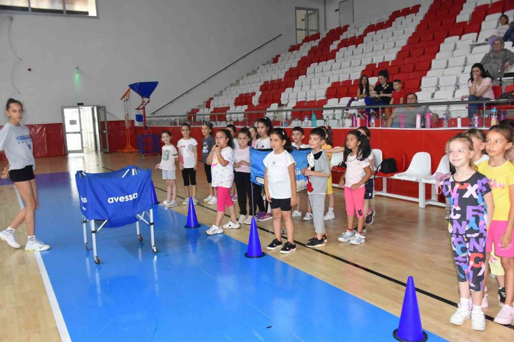 Minik voleybolcular ve minik yüzücüler çalışmalara başladı