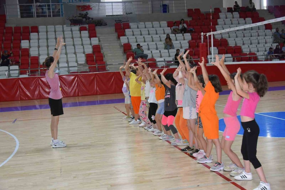 Minik voleybolcular ve minik yüzücüler çalışmalara başladı