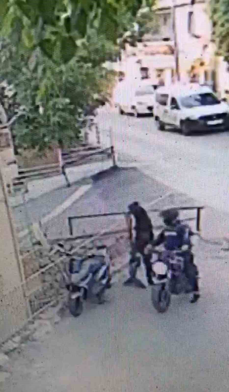 Motosikletle gelip motosiklet çaldılar