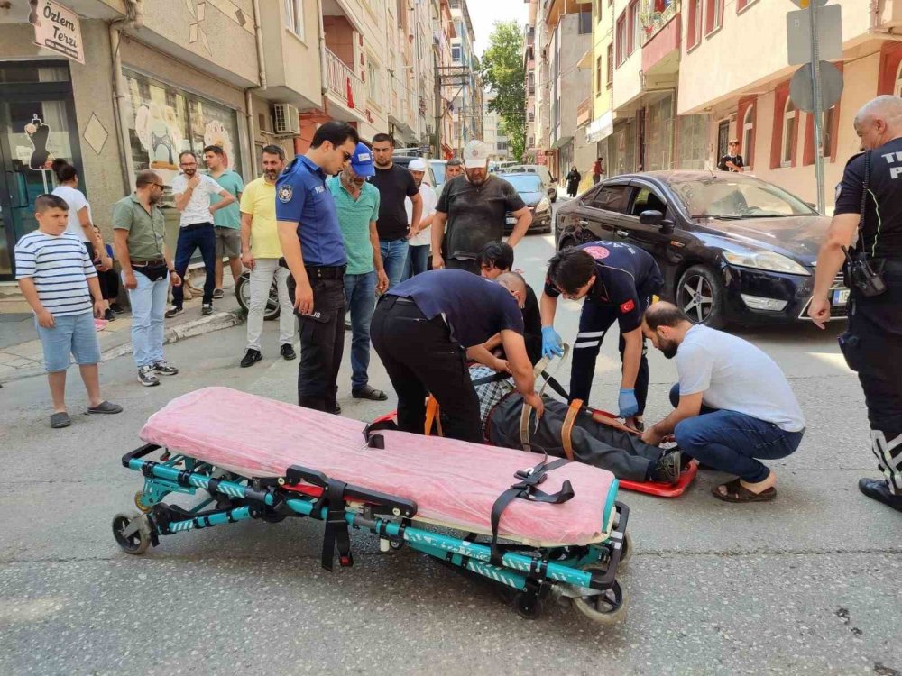 Otomobil motosiklete çarptı