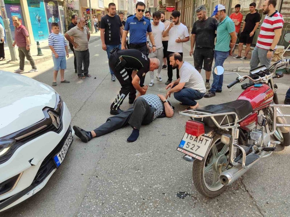 Otomobil motosiklete çarptı