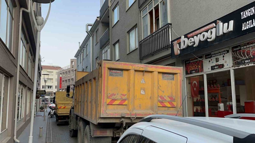 40 ton atık çıkarılan evde yeniden çöp birikiyor