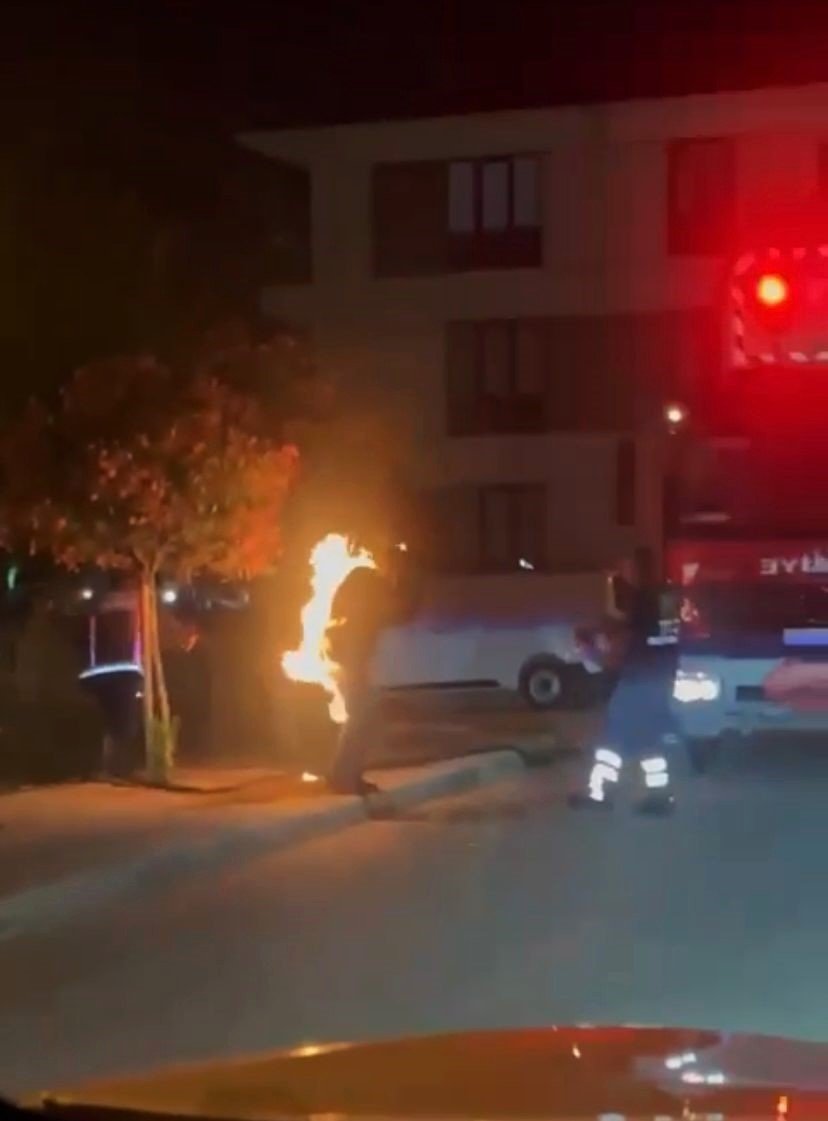 Sokak ortasında alev aldı