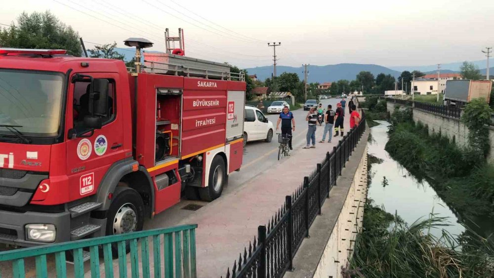 Kanala düşen yavru karganın imdadına yetiştiler