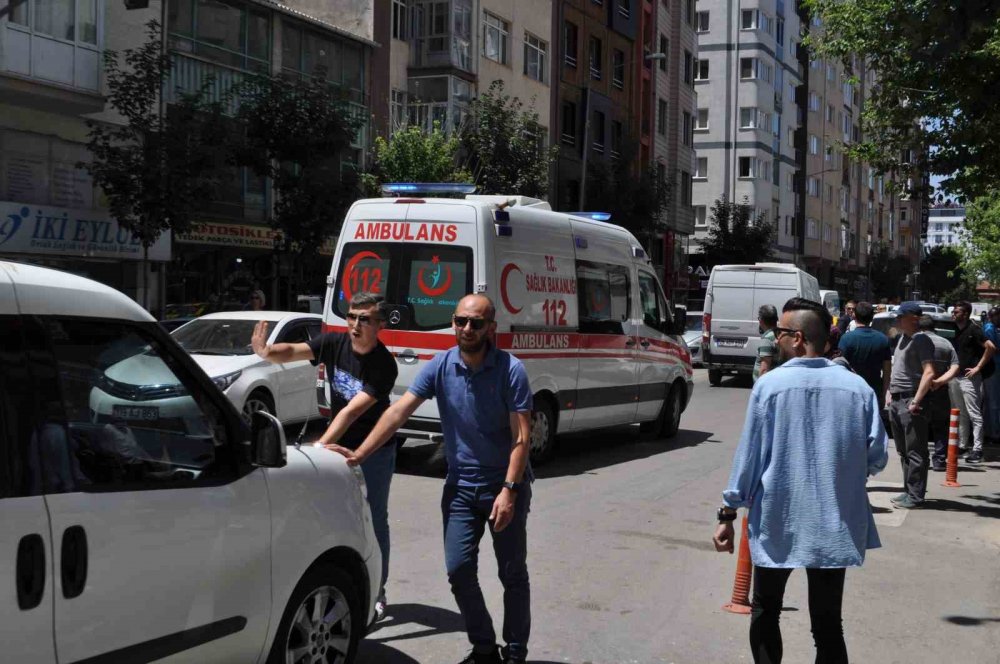 Ambulans güçlükle ana caddeye çıkabildi