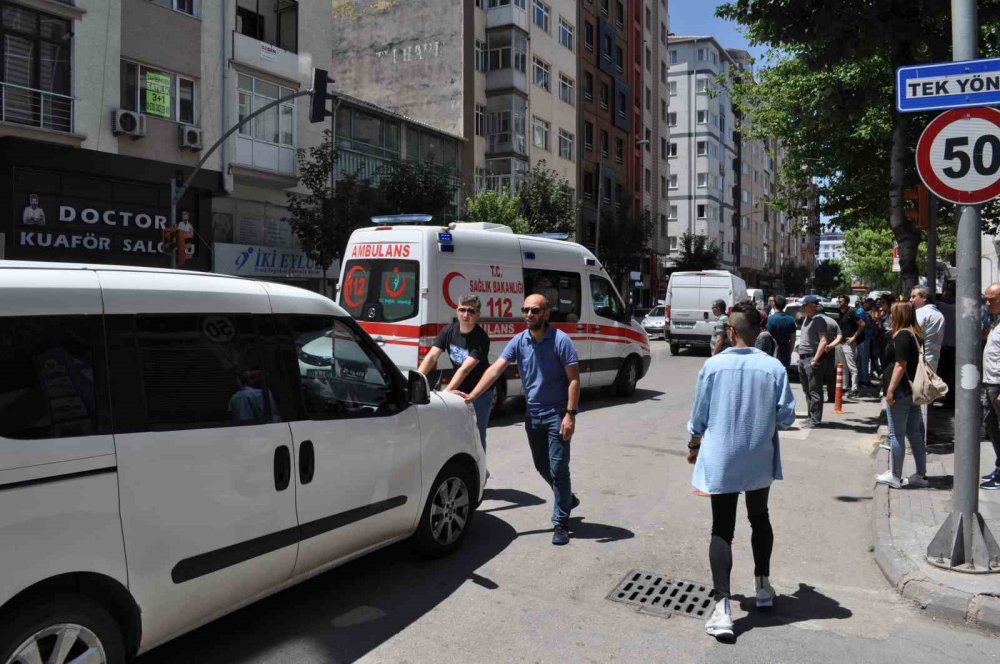 Ambulans güçlükle ana caddeye çıkabildi