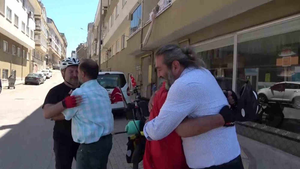 Belçika’dan baba ocağına bisikletle geldiler