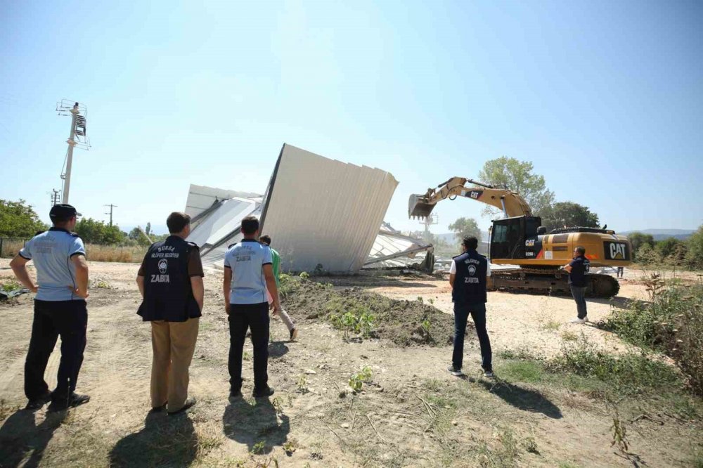 İki kaçak yapı daha yıkıldı