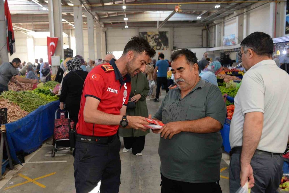 İtfaiye ekipleri deprem bilgilendirme broşürü dağıttı