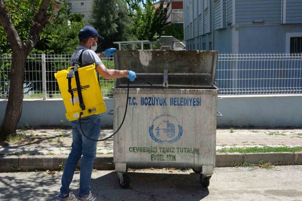 Bozüyük’te çöp konteynerleri  önce yıkanıyor sonra ilaçlanıyor