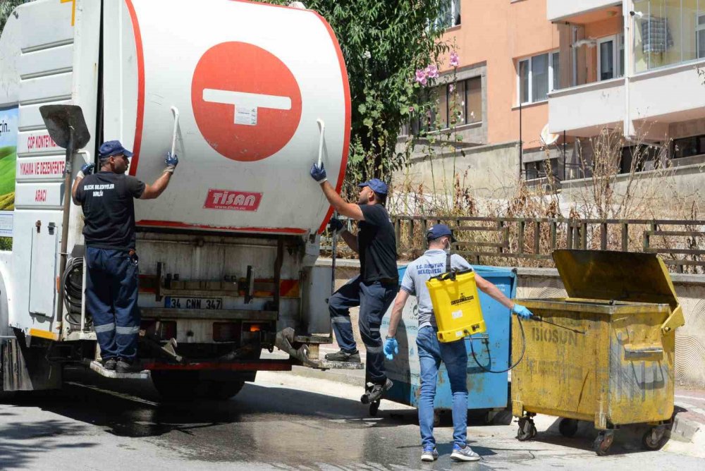 Bozüyük’te çöp konteynerleri  önce yıkanıyor sonra ilaçlanıyor