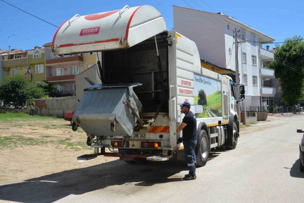 Bozüyük’te çöp konteynerleri  önce yıkanıyor sonra ilaçlanıyor