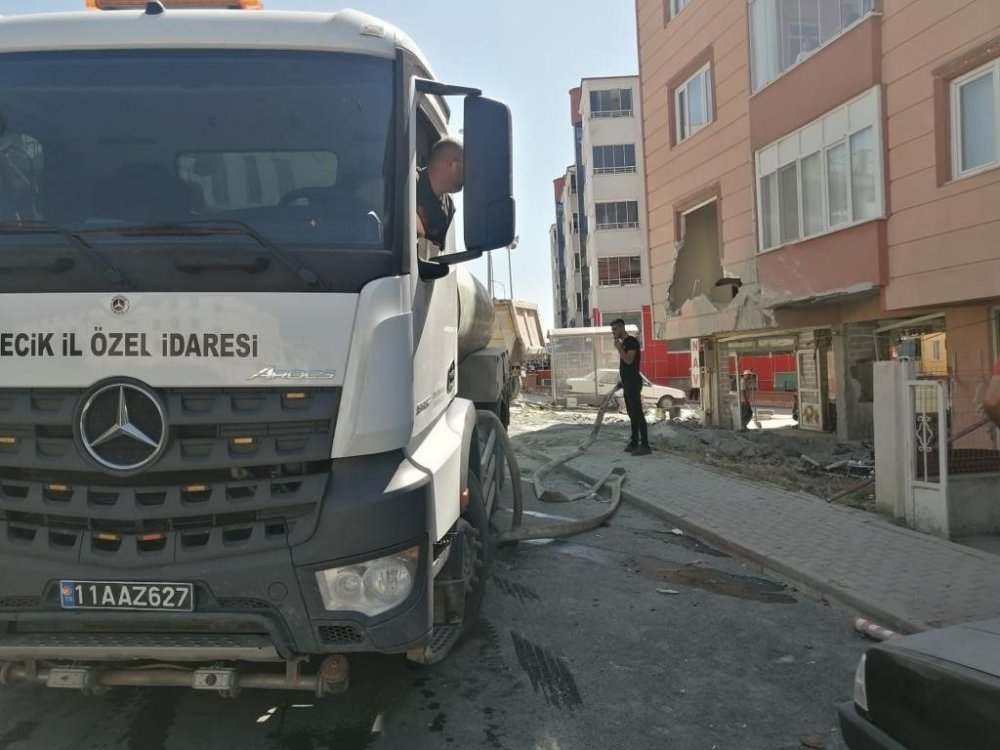 Bilecik’te yaşanan feci kaza sonrası İl Özel İdaresi ekipleri temizlik çalışması yaptı