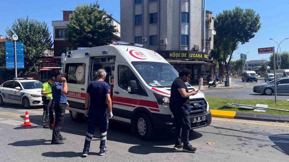 Sakarya’da kavşakta iki otomobil çarpıştı: 3 yaralı