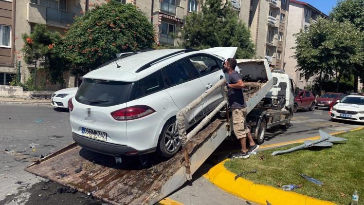 Sakarya’da kavşakta iki otomobil çarpıştı: 3 yaralı