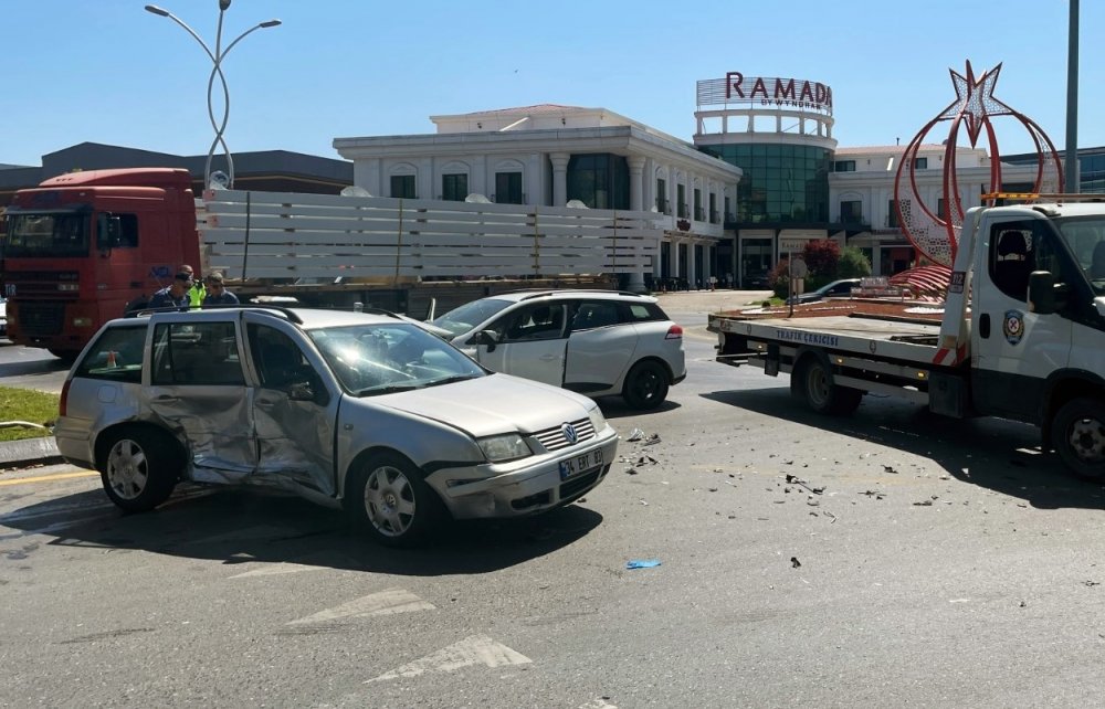 Sakarya’da kavşakta iki otomobil çarpıştı: 3 yaralı