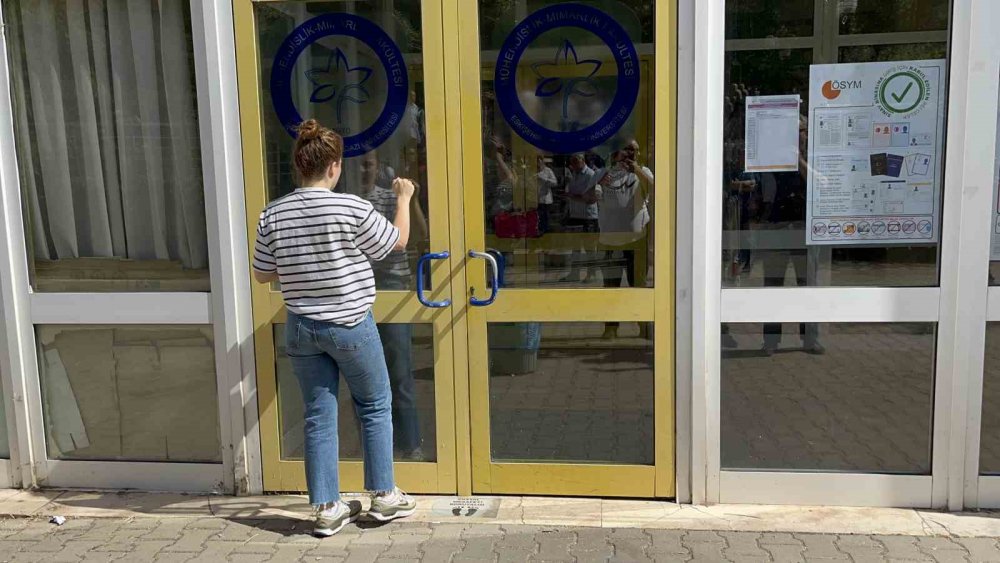 Geç kalan adaylar koşarak sınav salonlarına geldi