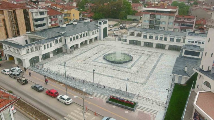 Bozüyük Belediyesi Çarşı ve Kent Meydanındaki bazı iş yerleri 10 yıllığına kiraya verilecek