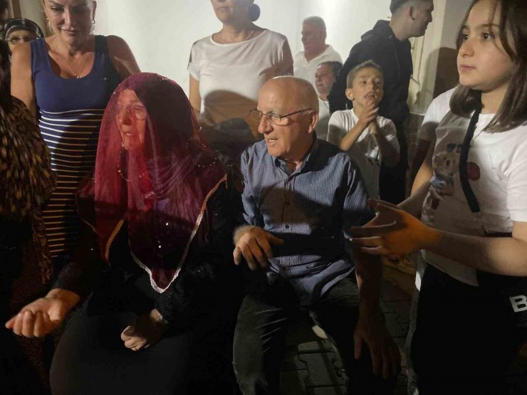 48 yıl önce yapamadıkları düğünü 72 yaşında yaptılar