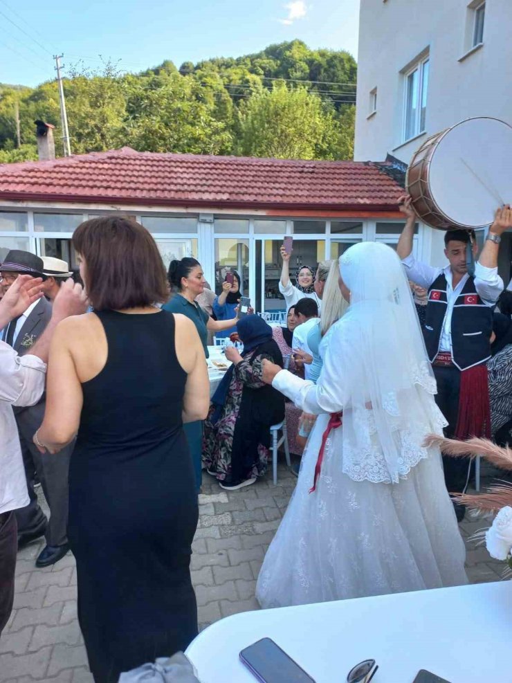 48 yıl önce yapamadıkları düğünü 72 yaşında yaptılar