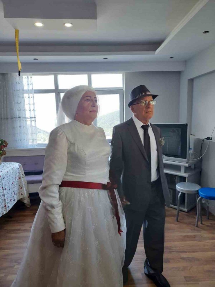 48 yıl önce yapamadıkları düğünü 72 yaşında yaptılar