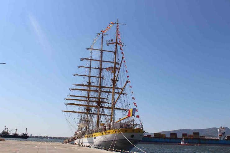 Romanya donanma gemisi İzmir’de