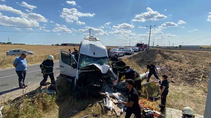 Tekirdağ’da işçileri taşıyan minibüs elektrik direğine çarptı: 7 yaralı