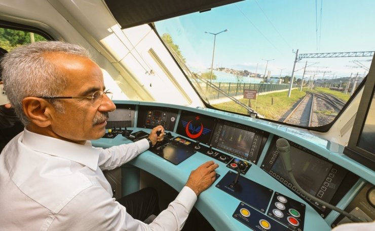 Bakan Uraloğlu, kokpitine geçtiği Milli Elektrikli Tren’i test etti