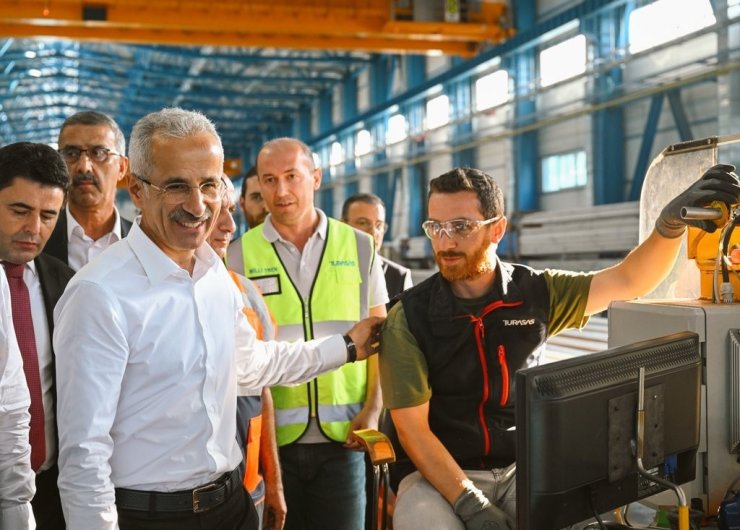 Bakan Uraloğlu, kokpitine geçtiği Milli Elektrikli Tren’i test etti