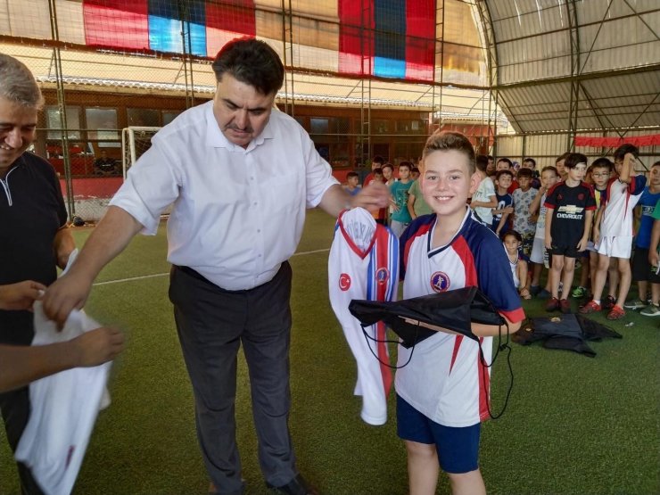 Havran’da Yaz Spor Okullarında Sporculara Forma Ve Malzeme Dağıtımı Yapıldı