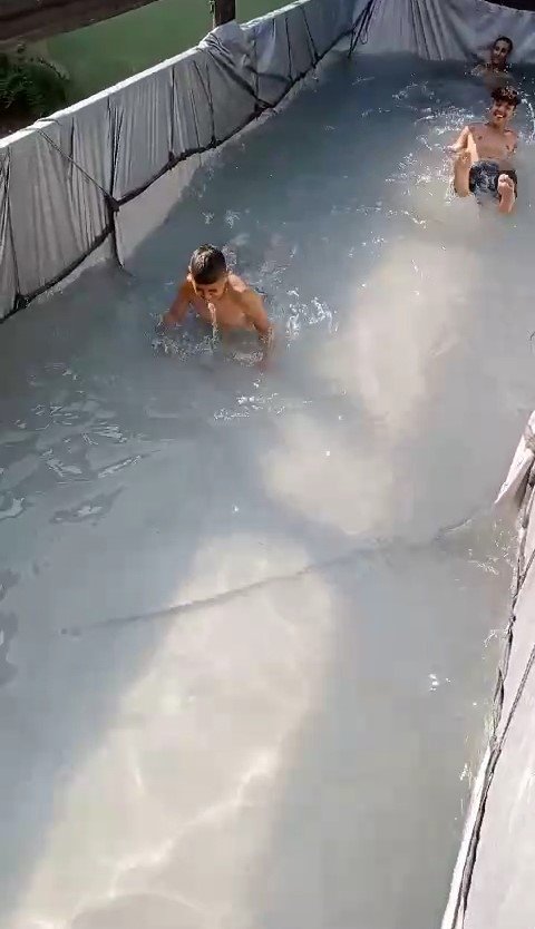 Çocuklar Kamyoneti Havuza Çevirdi