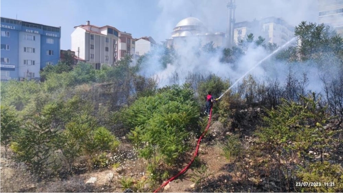 ic-bilecikte-makilik-cikan-yangin-buyumeden-sonduruldu2.jpg