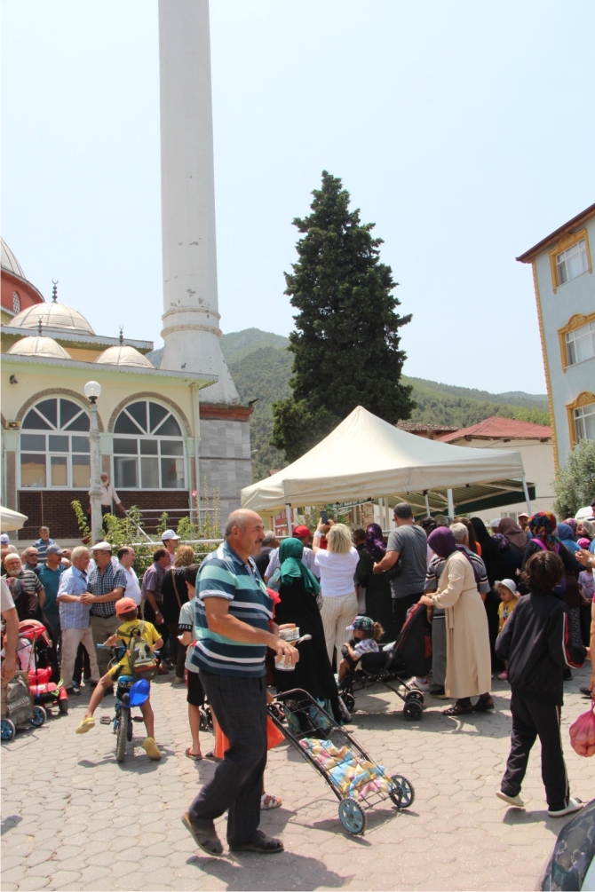 muharrem-ayi-dolayisiyla-asure-dagitildi-2.jpg