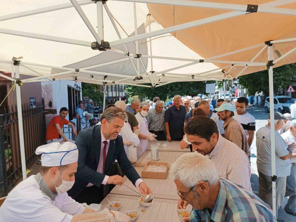 Gölpazarı Belediye Başkanı Hayri Suer Vatandaşlara Aşure Dağıttı