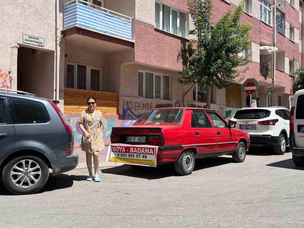 Aracının Arkasına İlginç Reklam