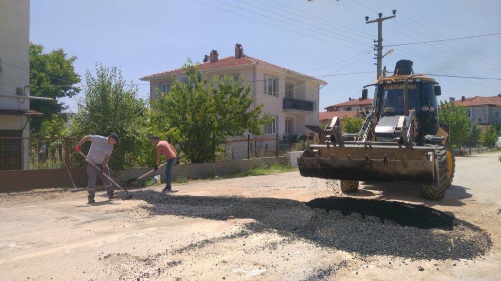 Belediye Ekipleri Yol Bakım Onarım Çalışmalarını Sürdürüyor