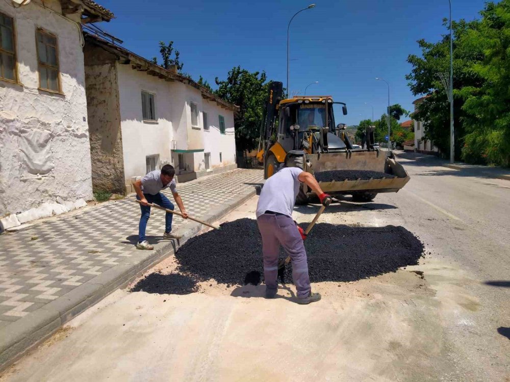 Belediye Ekipleri Yol Bakım Onarım Çalışmalarını Sürdürüyor