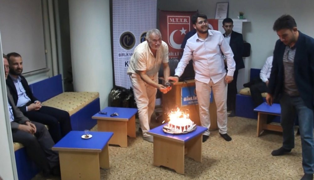 Canlı Yayınla Doğum Günü Sürprizi