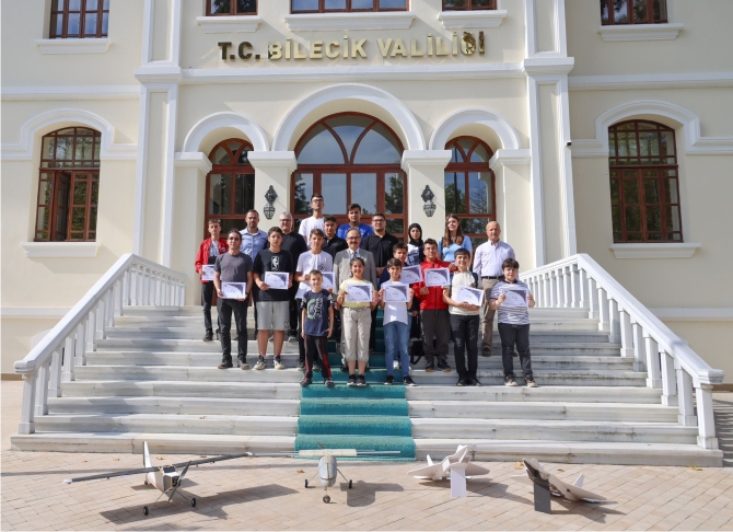 bilecik-valiliginden-havacilik-sevdalisi-genclerle-cay-sohbeti3.jpg