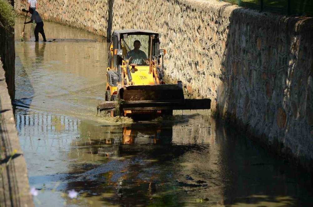 Kanal Temizlenerek Kötü Koku Ve Pis Görünümünden Kurtarılıyor