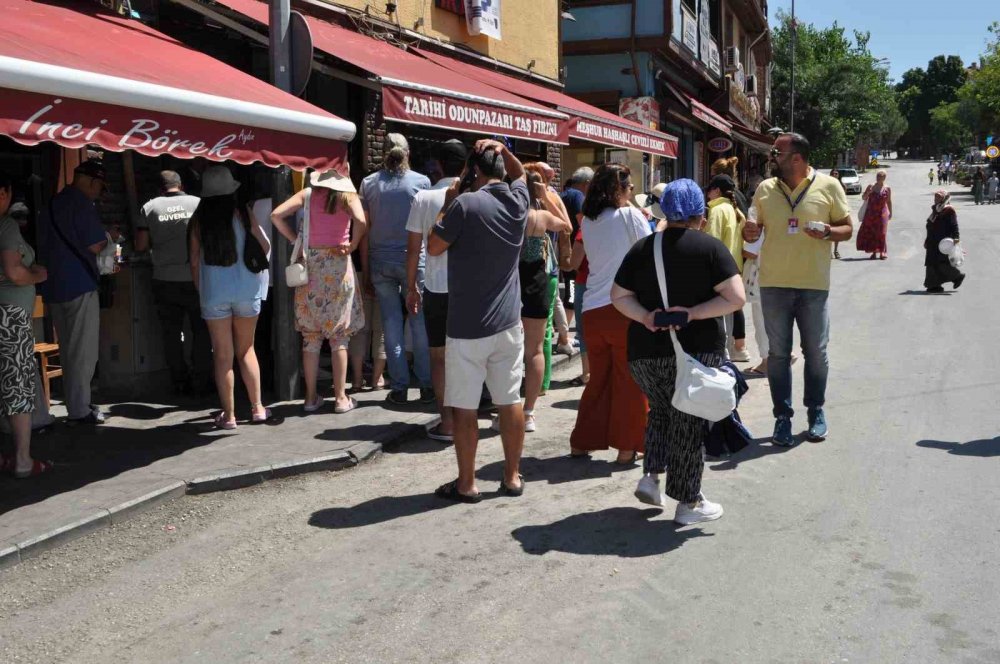 Bunaltıcı Sıcağa Rağmen Gezmeye Devam Eden Turistler Dikkat Çekti