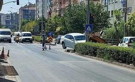 Çocuğa Çarpmamak İçin Manevra Yaptı, Trafik Levhasına Çarptı