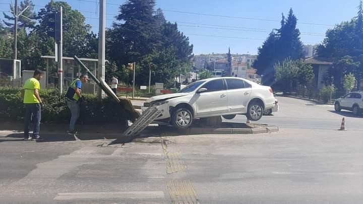 Çocuğa Çarpmamak İçin Manevra Yaptı, Trafik Levhasına Çarptı