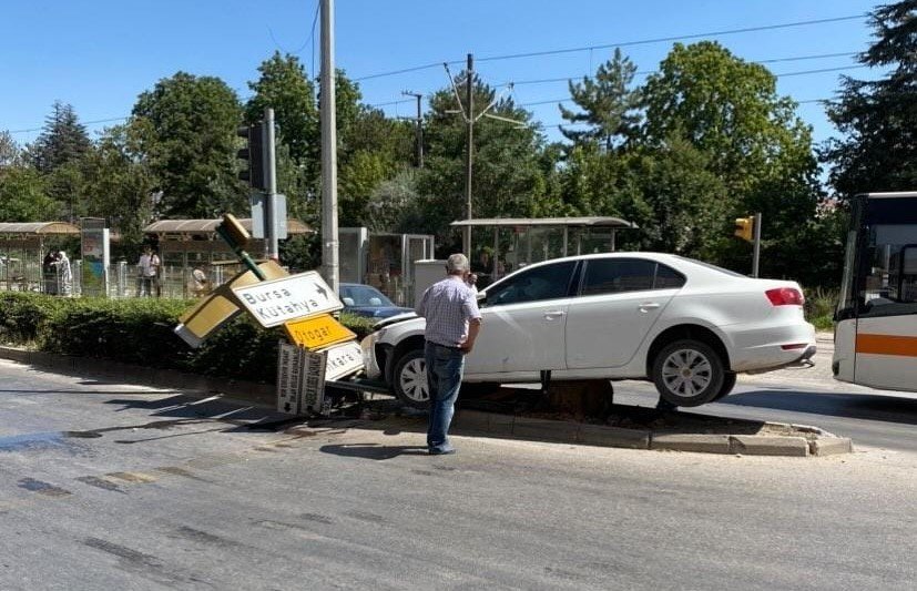 Çocuğa Çarpmamak İçin Manevra Yaptı, Trafik Levhasına Çarptı