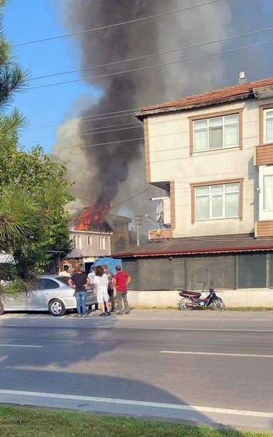 İki Katlı Evin Çatısı Alev Topuna Döndü: O Anlar Kameraya Yansıdı