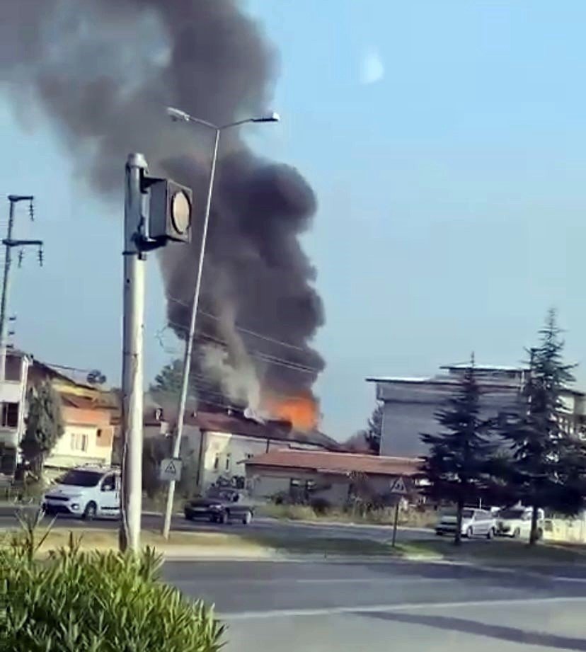 İki Katlı Evin Çatısı Alev Topuna Döndü: O Anlar Kameraya Yansıdı