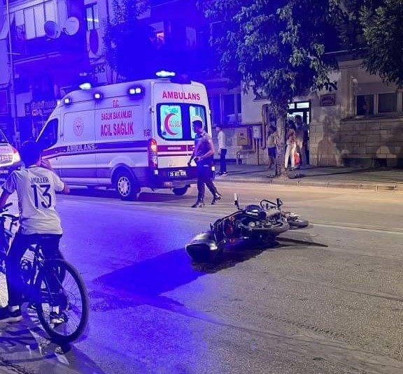 İki Motosiklet Kafa Kafaya Çarpıştı: 4 Yaralı